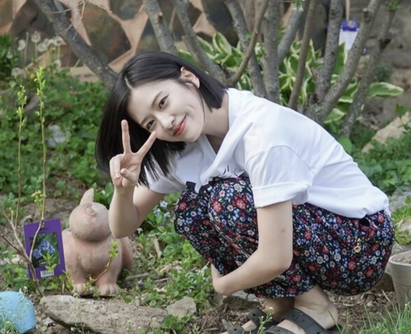 한 예능 프로에서 아이브 안유진이 몸빼바지를 입은 모습을 보여줬다. / tvN