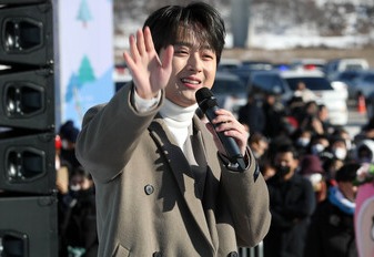 다재다능한 트로트 가수 이찬원은 나물도 집에서 직접 말려 먹을 정도로 요리에 진심이다.  /연합뉴스