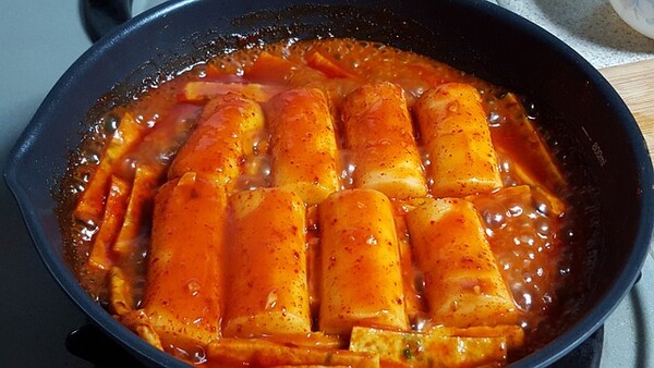 온라인상에서는 음료 한 캔만 넣으면 훌륭한 떡볶이 양념을 만들 수 있다는 신박한 레시피가 유행하고 있다. /픽사베이