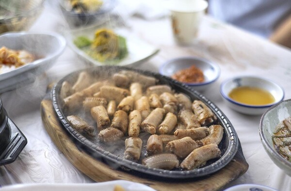 김이 모락모락 나는 '짚불 꼼장어'/ 연합뉴스
