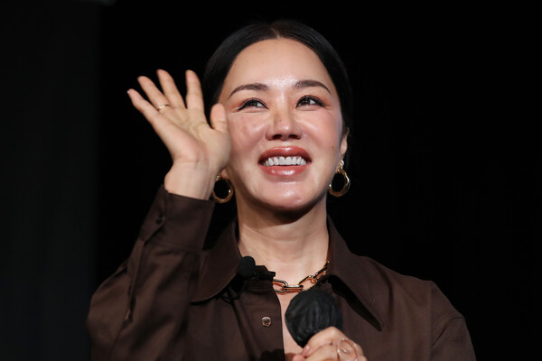 지난해 부산국제영화제에 참석한 가수 겸 배우 엄정화    /연합뉴스