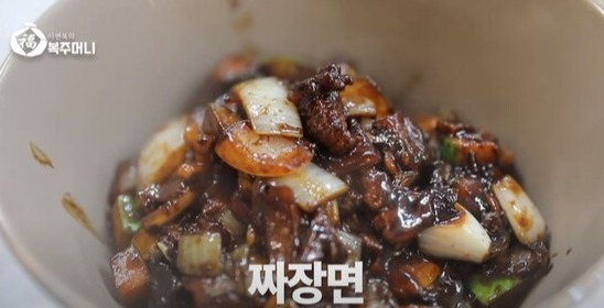이연복의 짜장라면 레시피가 인기를 끌자 이연복 셰프는 직접 자신의 유튜브 채널에 자세하게 조리법을 공개했다.  / 유튜브 '이연복의 복주머니' 영상