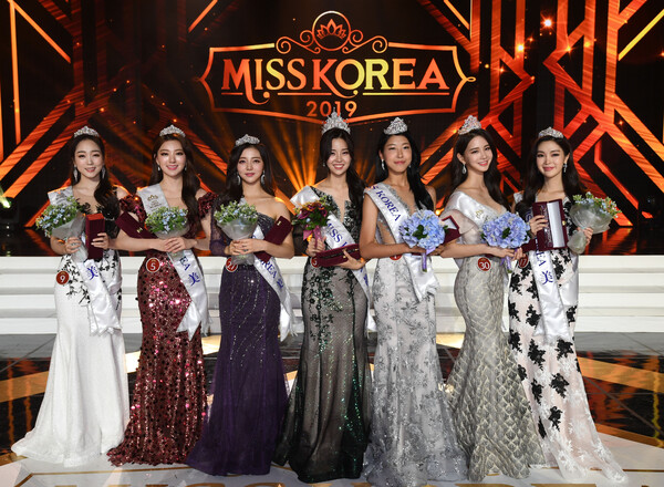 2019년 미스코리아 선에 선발된 우희준(왼쪽에서 세 번째)  /한국일보 제공. 연합사진