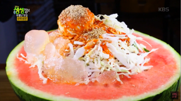 수박냉면은 수박의 달콤함과 냉면의 감칠맛을 동시에 느낄 수 있는 여름 별미로 꼽힌다.    /KBS