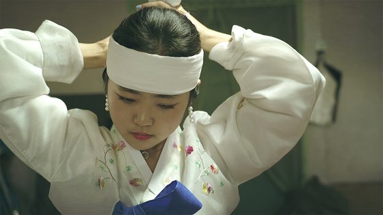 ◇ 영화 '시간을 꿈꾸는 소녀'는 무속인과 대학생이라는 상반된 환경 속에서 갈등하는 한 소녀의 성장기를 담고 있다.    *출처=영화사 진진