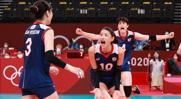 ◇ 4일 터키와 8강전을 치루면서 투혼을 발휘하는 김연경(가운데)과 한국 대표팀       (사진/ 조선일보)