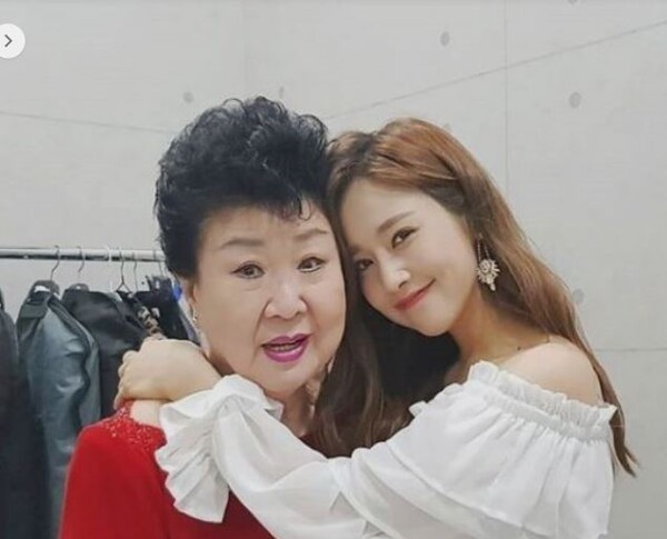 ◇ 아직도 현역가수인 현미.  트로트 가수 소유미(오른쪽 )와 함께