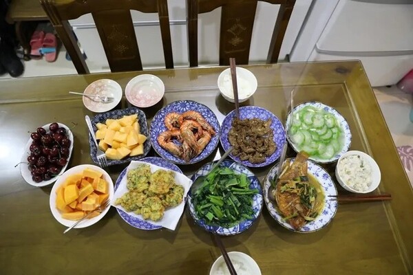 ◇ 다나카 요시오씨가 즐겨드는 식사. 백세 넘은 나이에도 불구하고 식사량이 많다. 평소 일을 하고 몸을 활발하게 움직이기 때문이라고 한다. 