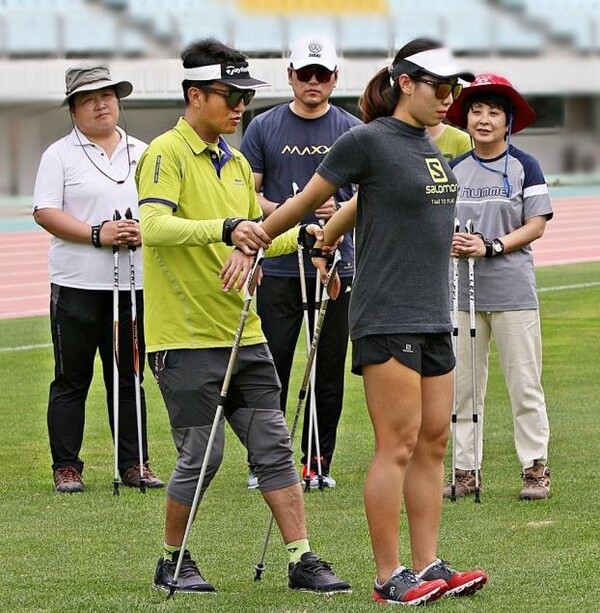 ◇ 회원들의 자세를 교정해주고 있는 김경태 대표(왼쪽)              사진=동아일보 