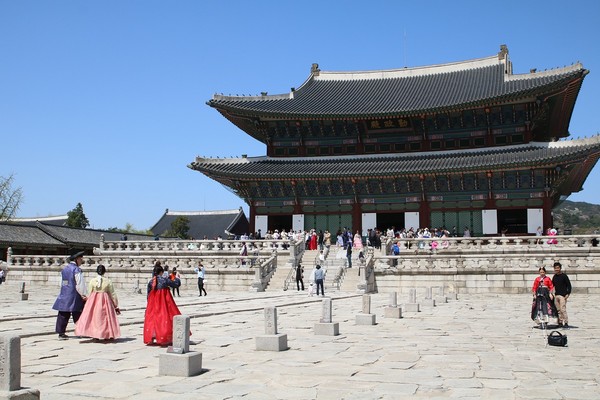 한국 여행 놀이를 즐기는 일본 MZ 세대 트렌드에 따라 한국 음식에 대한 인기도 올라가고 있다. 사진은 한국 여행의 필수 코스인 한복 입고 고궁 체험하기. /픽사베이