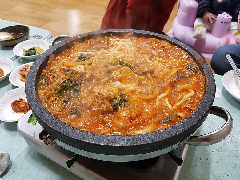 77돌곱창… 전골로 승부하는 곳
