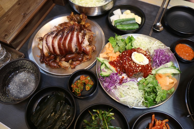 함께 발맞춰 돌담길 산책 덕수궁 맛집