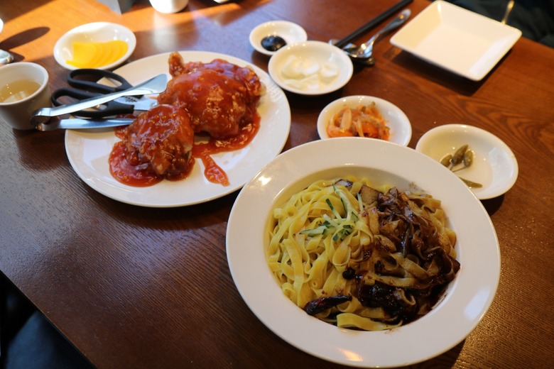함께 발맞춰 돌담길 산책 덕수궁 맛집