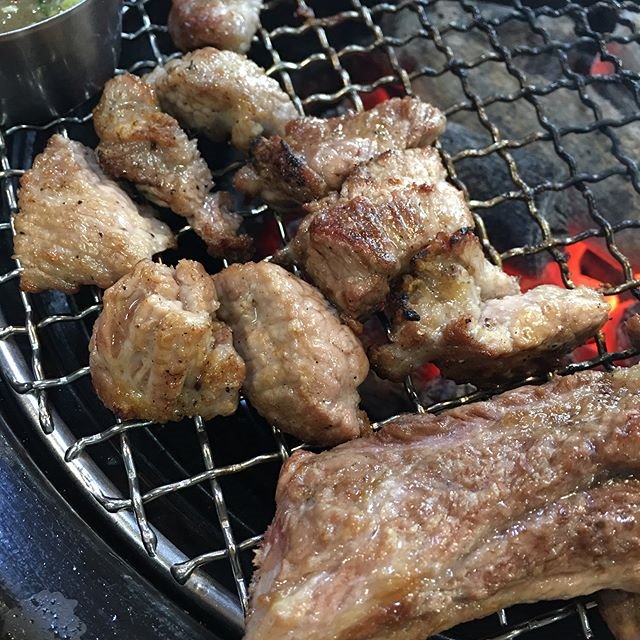 터질듯한 한 쌈의 매력, 돼지갈비 맛