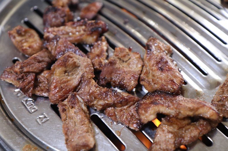 터질듯한 한 쌈의 매력, 돼지갈비 맛