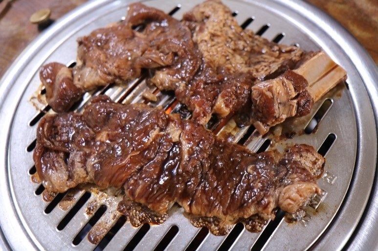 터질듯한 한 쌈의 매력, 돼지갈비 맛