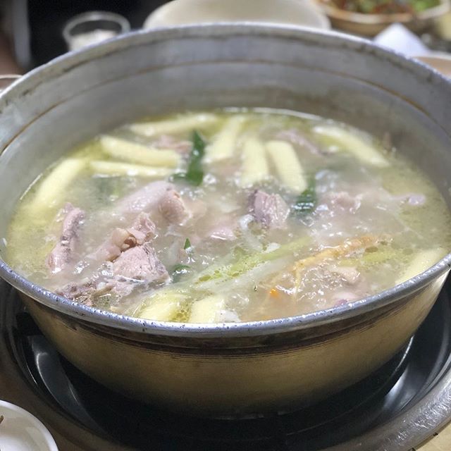 속을 달래주는 뜨끈한 국물 닭한마리 