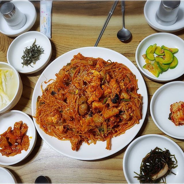 겨울철 소주 친구 매콤하고 탱글한 아