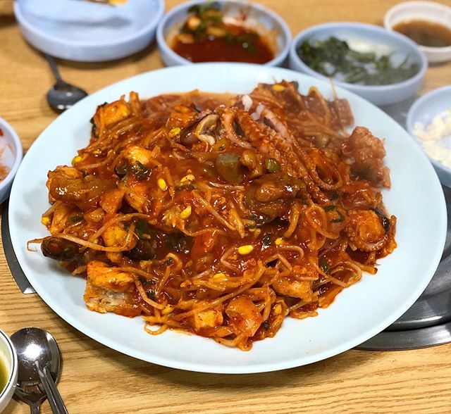 겨울철 소주 친구 매콤하고 탱글한 아