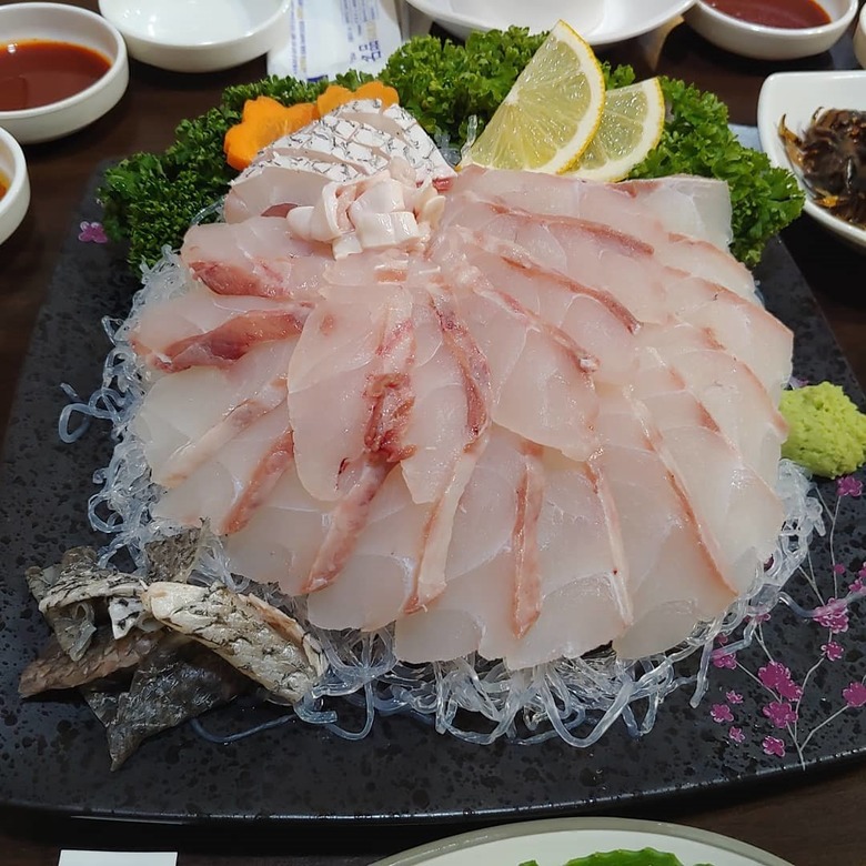 황금보다 귀한 여름철 보양식 민어 맛