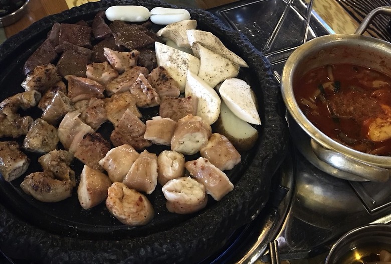 지글지글 기름 위에 안착! 부산 곱창