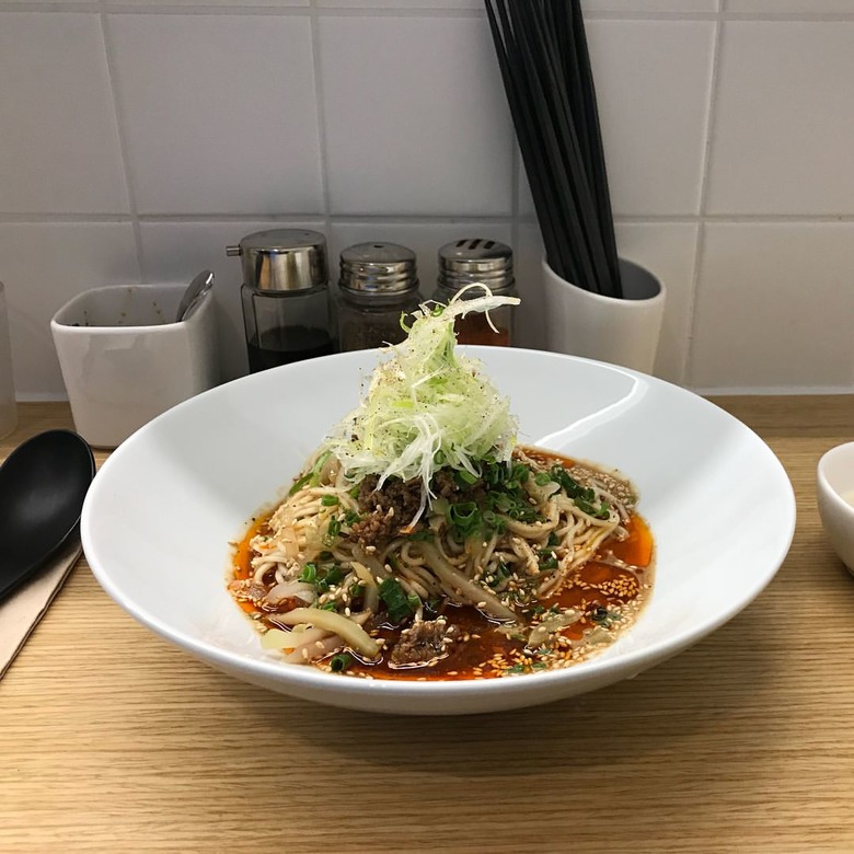 매콤함과 고소함을 한번에 탄탄면 맛집