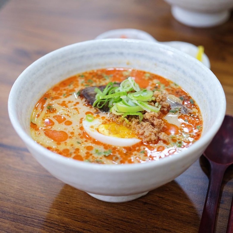 매콤함과 고소함을 한번에 탄탄면 맛집