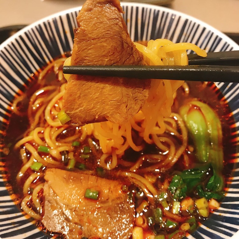 매콤함과 고소함을 한번에 탄탄면 맛집