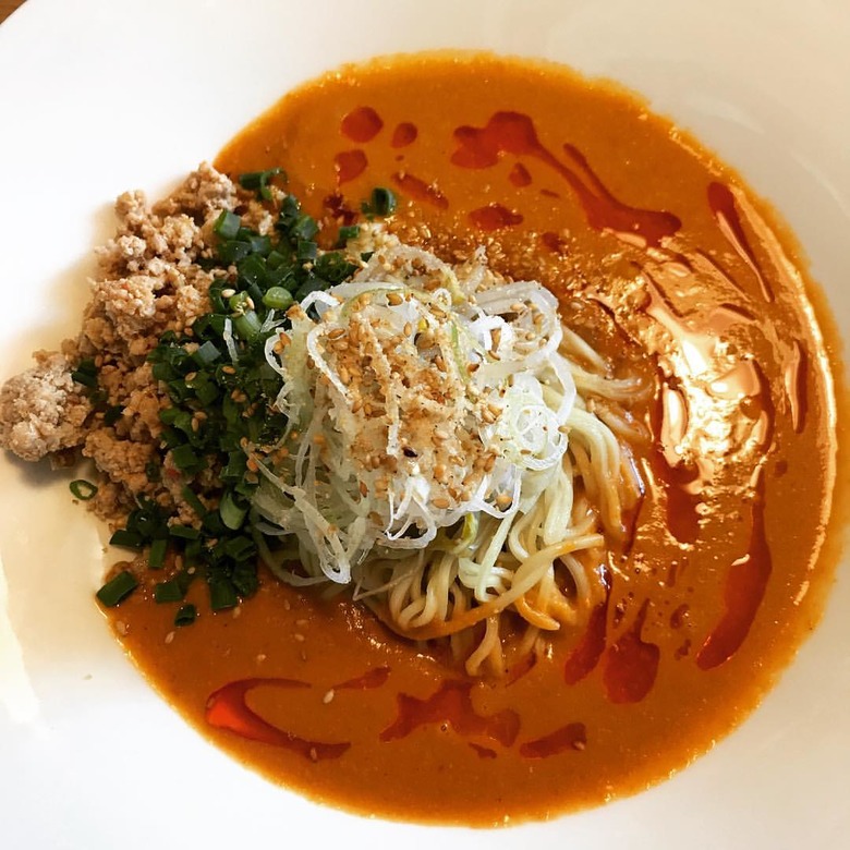 매콤함과 고소함을 한번에 탄탄면 맛집