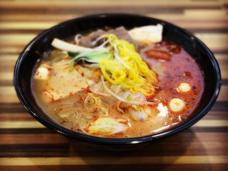 펄펄 끓는 홍탕백탕 이국적인 훠궈 맛