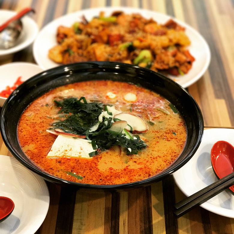 펄펄 끓는 홍탕백탕 이국적인 훠궈 맛