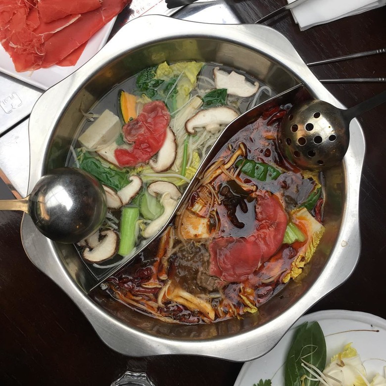 펄펄 끓는 홍탕백탕 이국적인 훠궈 맛