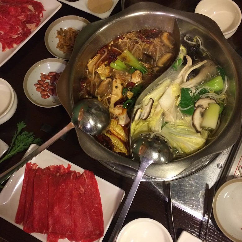 펄펄 끓는 홍탕백탕 이국적인 훠궈 맛