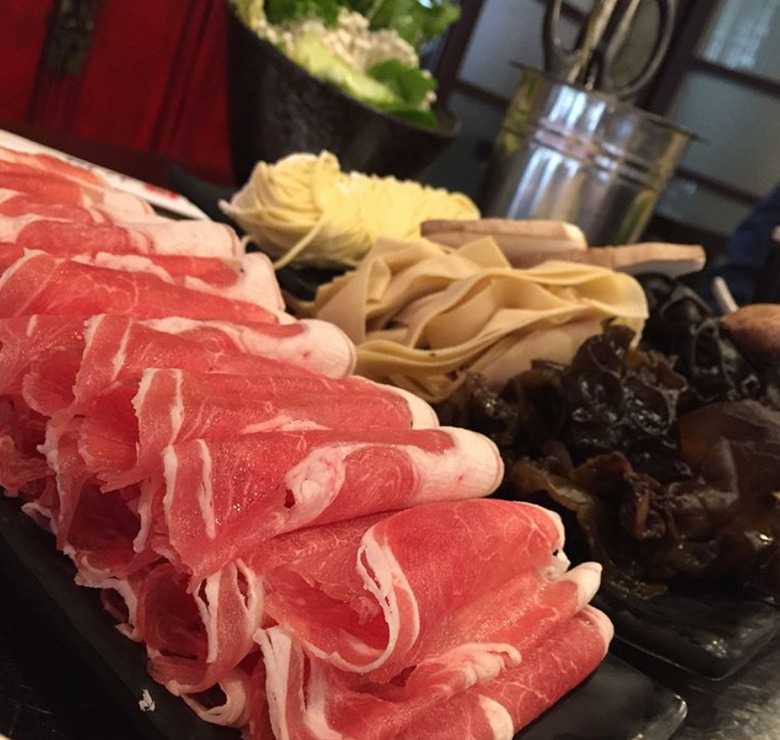 펄펄 끓는 홍탕백탕 이국적인 훠궈 맛