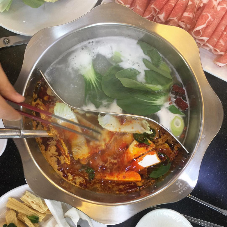 펄펄 끓는 홍탕백탕 이국적인 훠궈 맛