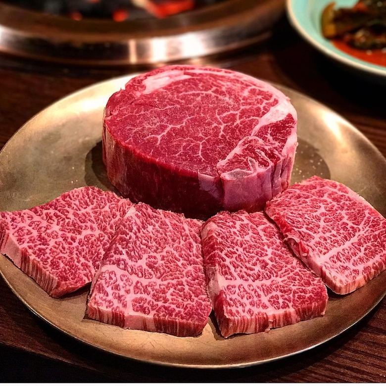 고소한 풍미의 프리미엄 한우 맛집 신