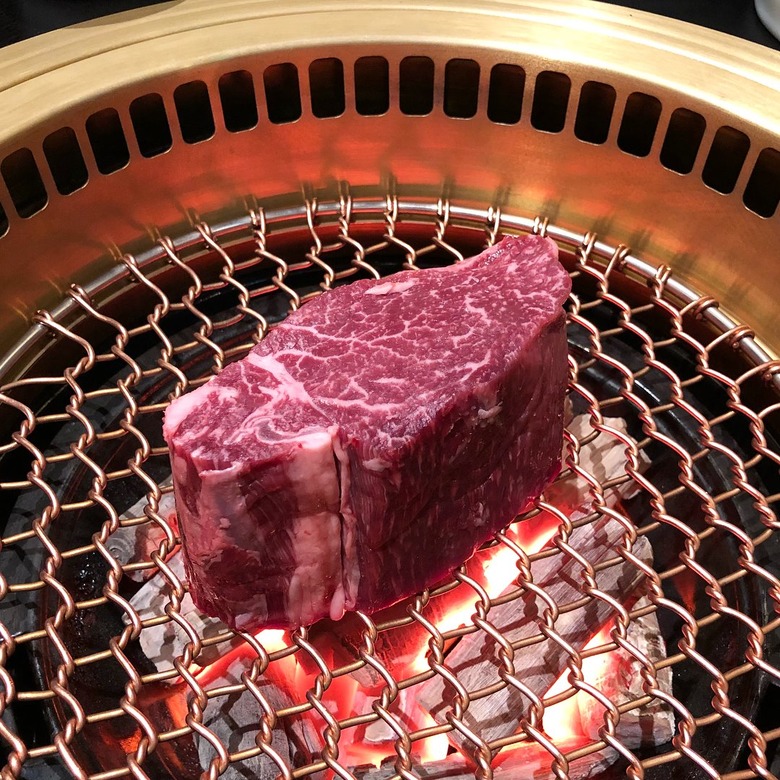 고소한 풍미의 프리미엄 한우 맛집 신