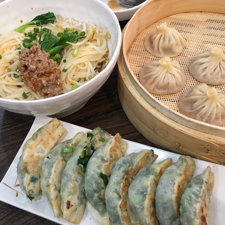 향긋한 육즙이 퍼지는 중국식 수제만두