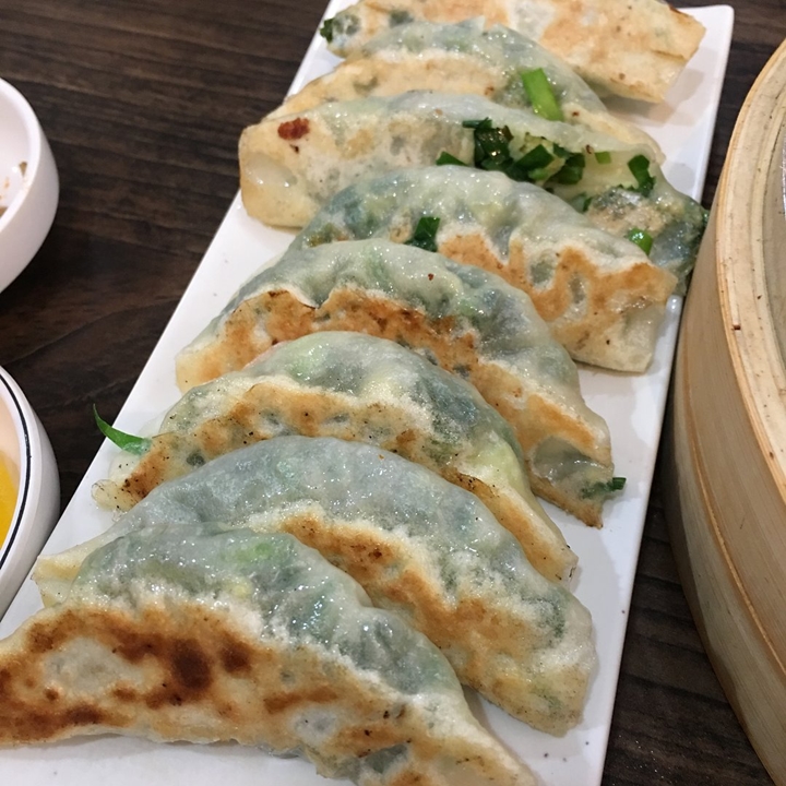향긋한 육즙이 퍼지는 중국식 수제만두