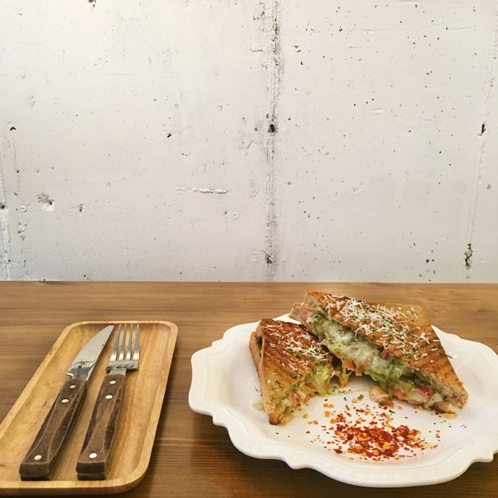 따뜻한 그릴드 샌드위치 맛집