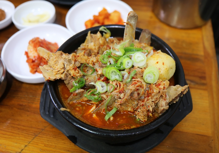 산더미 통뼈와 칼칼한 국 푸짐한 ‘감