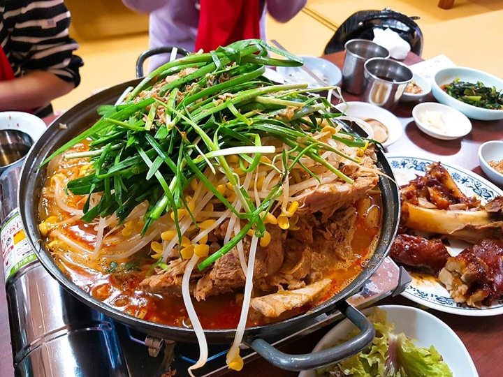 산더미 통뼈와 칼칼한 국 푸짐한 ‘감