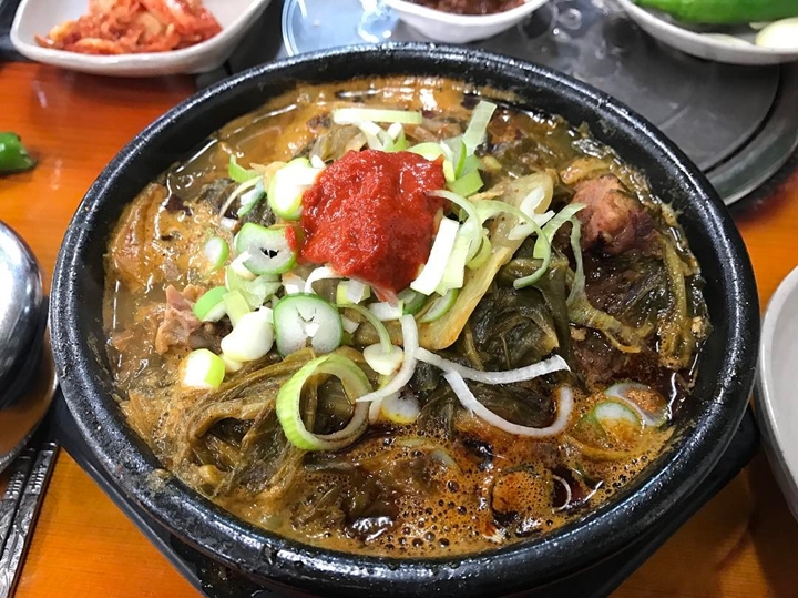 산더미 통뼈와 칼칼한 국 푸짐한 ‘감