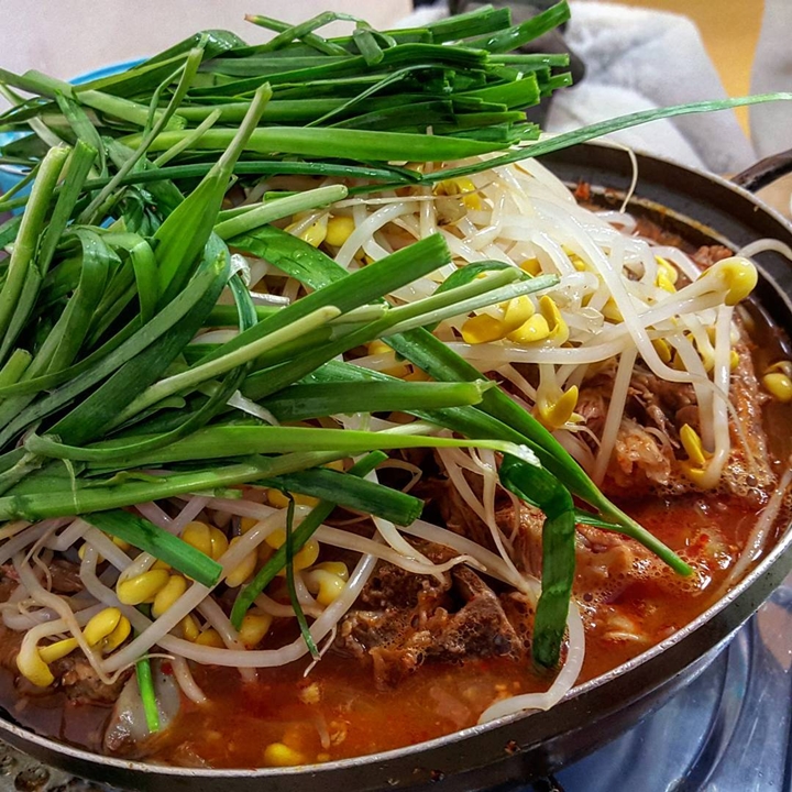 산더미 통뼈와 칼칼한 국 푸짐한 ‘감
