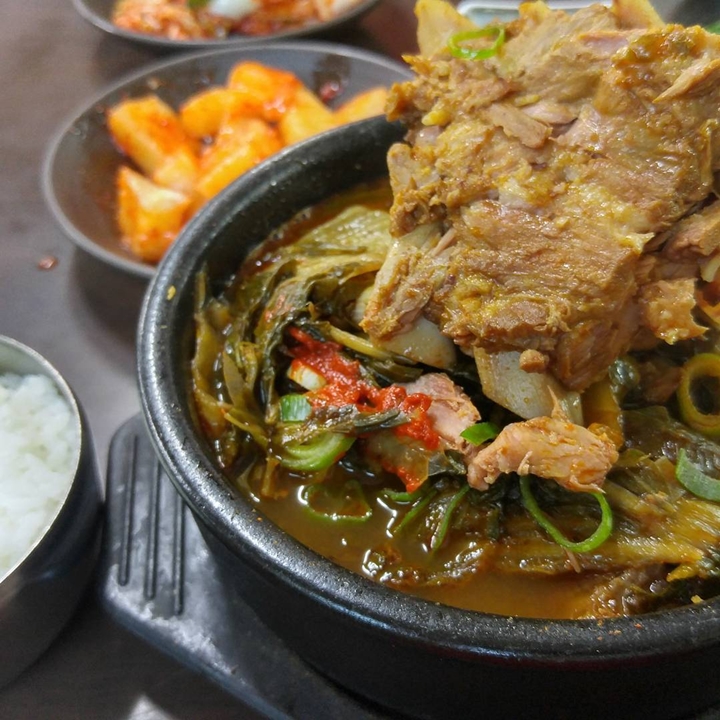 산더미 통뼈와 칼칼한 국 푸짐한 ‘감