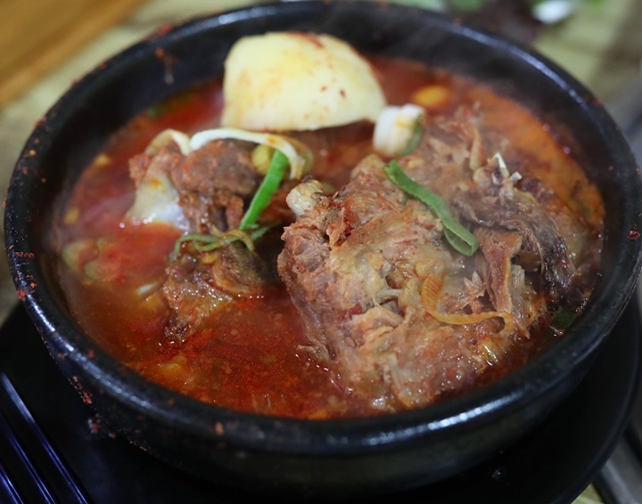 산더미 통뼈와 칼칼한 국 푸짐한 ‘감