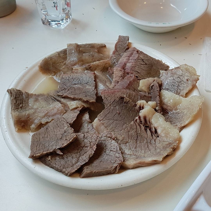 뽀얀 국물과 수육, 마음까지 따뜻해지