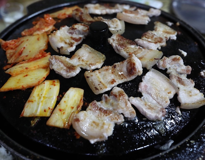 산더미 통뼈와 칼칼한 국 푸짐한 ‘감