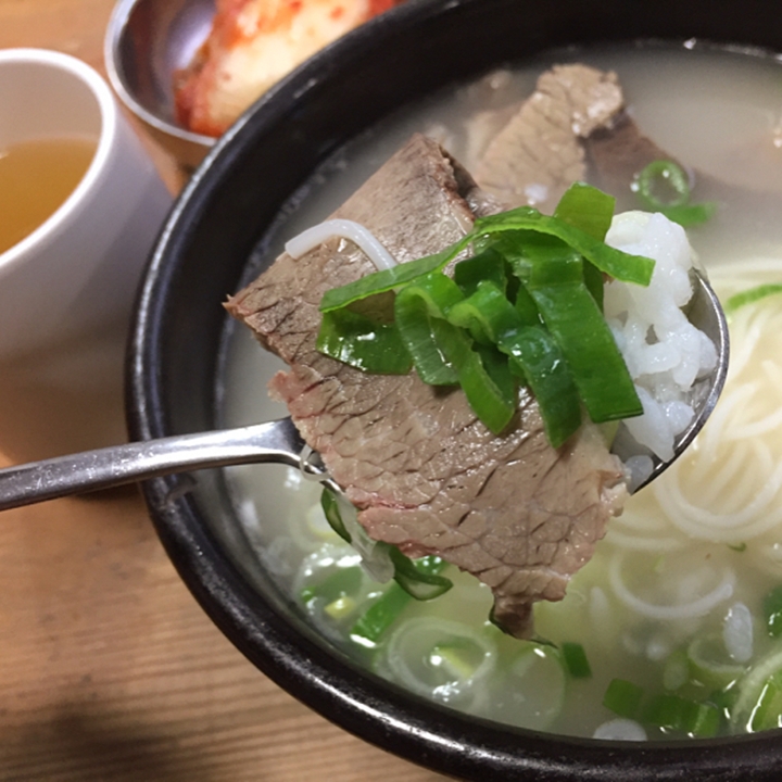 뽀얀 국물과 수육, 마음까지 따뜻해지