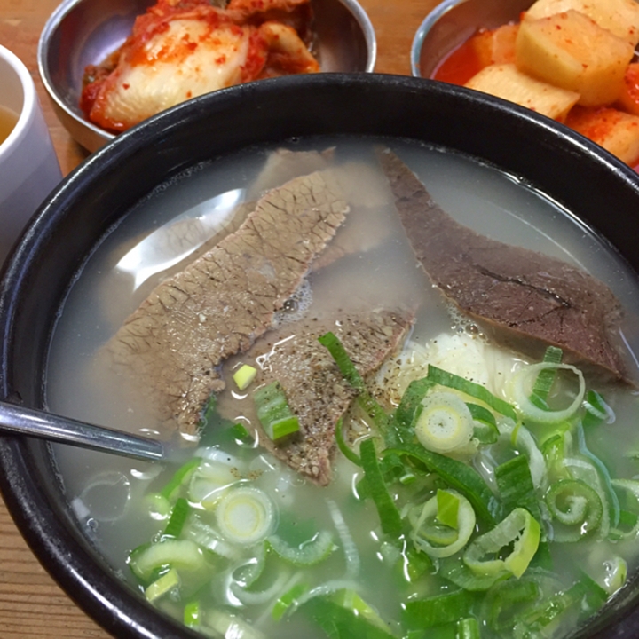 뽀얀 국물과 수육, 마음까지 따뜻해지